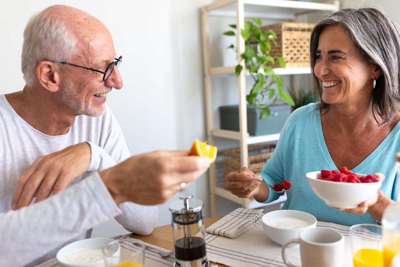couple eating breakfast